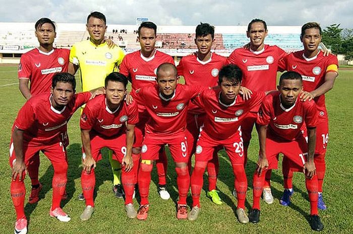Pemain Martapura FC berpose menjelang dimulainya laga uji coba melawan Persik Kendal di Stadion Utama Kebondalem, Kendal, Selasa (13/3) sore.