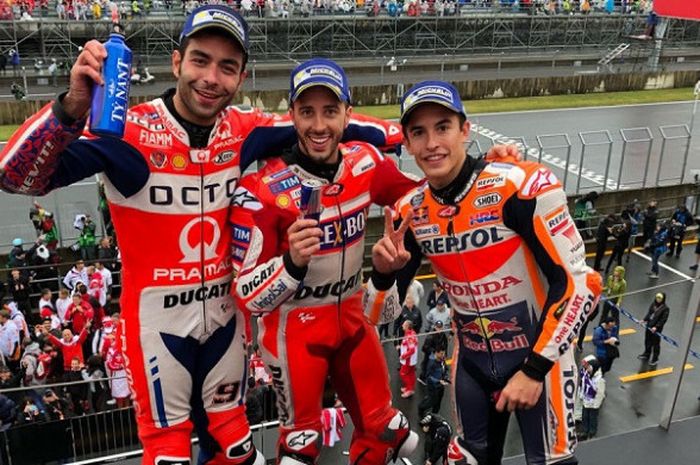 Danilo Petrucci, Andrea Dovizioso, dan Marc Marquez merayakan raihan podium MotoGP Jepang di Twin Ring Motegi, Minggu (15/10/2017).