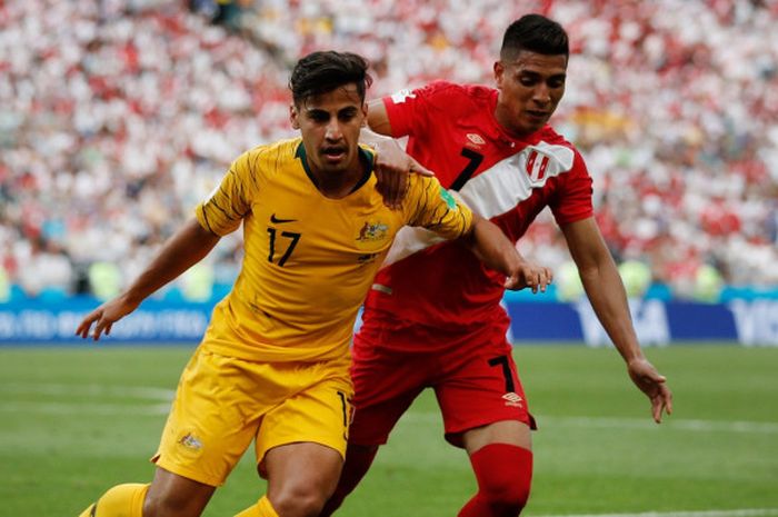 Penyerang Australia, Daniel Arzani (kiri), beraksi dalam pertandingan Piala Dunia 2018 melawan Peru di Stadion Fisht, 26 Juni 2018. 