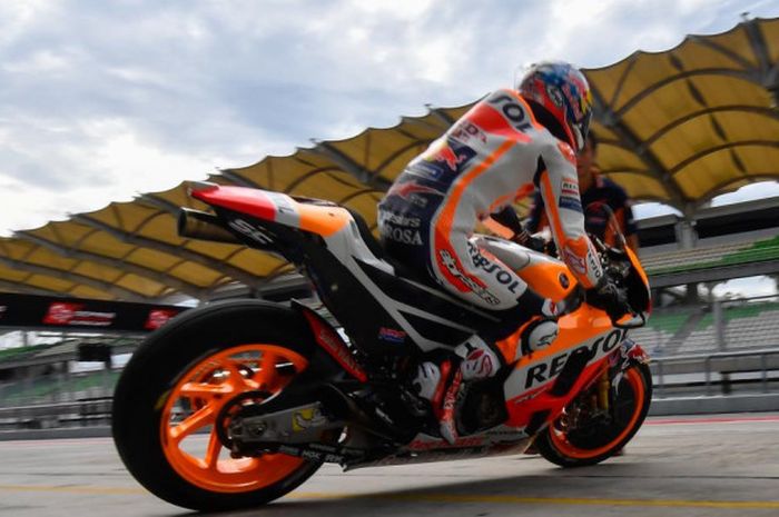 Pebalap tim Repsol Honda, Dani Pedrosa, bersiap-siap untuk memasuki lintasan saat tes pramusim MotoGP yang berlangsung di Sirkuit Sepang, Selangor, Malaysia (28/1/2018).
