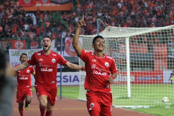 Selebrasi penyerang Persija Jakarta, Rudi Widodo setelah mencetak gol ke gawang Perseru Serui di Stadion Patriot Chandrabhaga, Bekasi, Senin (8/10/2018).
