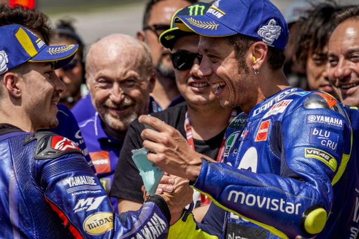    Maverick Vinales (kiri) bisa tersenyum bersama Valentino Rossi hari Sabtu. Apakah itu juga bakal terjadi pada hari Minggu ini?   