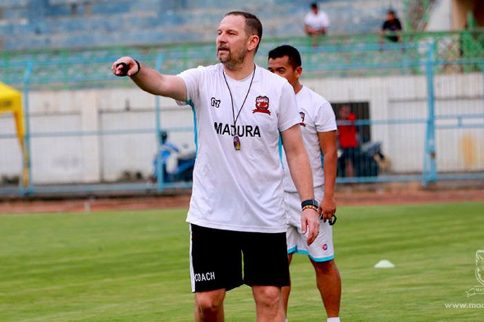 Pelatih Madura United, Dejan Antonic, Memimpin Latihan Timnya di Stadion Gelora Bangkalan.