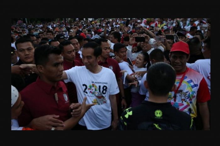 Presiden Joko Widodo saat mengikuti jalan sehat di Kota Makassar pada Minggu (29/7/2018.