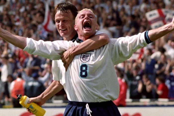 Selebrasi Paul Gascoigne usai mencetak gol kedua Inggris ke gawang Skotlandia di laga fase grup Piala Eropa, 15 Juni 1996. 