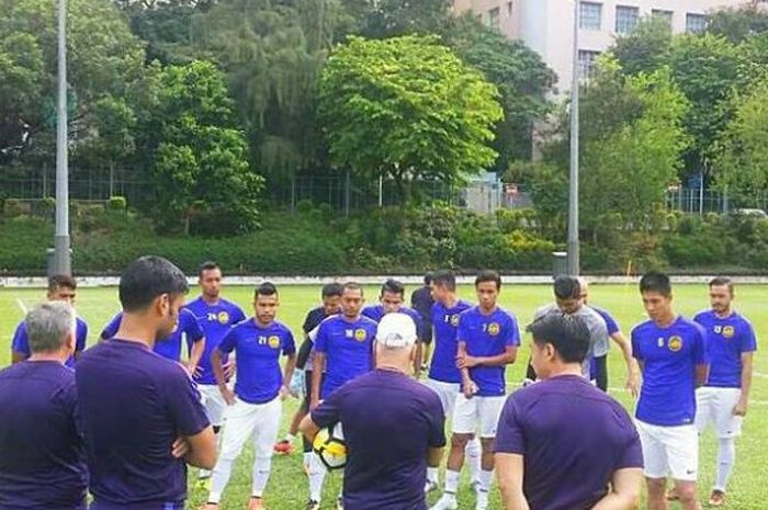 Para pemain timnas Malaysia dalam sebuah sesi latihan di Petaling Jaya, Malaysia pada 7 Oktober 2017. 