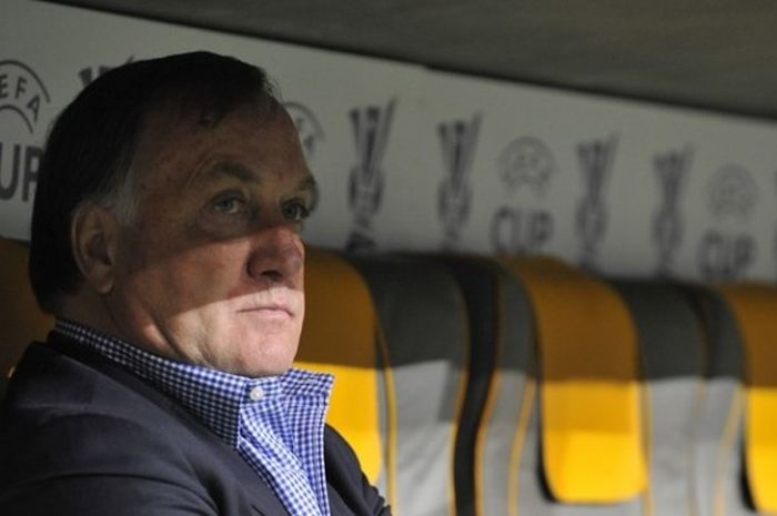 Dick Advocaat menduduki bangku cadangan Zenit St Petersburg saat melawan Bayern Muenchen pada semifinal Piala UEFA di Allianz Arena, 25 April 2008.