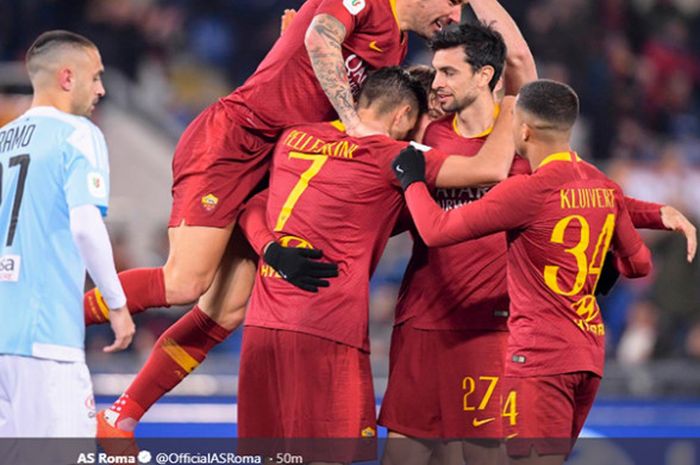 Para pemain AS Roma merayakan gol ketiga yang dicetak Patrick Schick pada pertandingan babak 16 besar Coppa Italia 2018-2019 kontra Virtus Entella di Stadion Olimpico, Senin (14/1/2019).