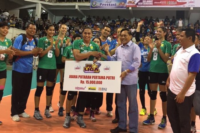 Tim putri Jakarta Elektrik PLN menerima hadiah uang pembinaan yang diserahkan Ketua Umum PBVSI Imam Sudjarwo setelah menjadi juara umum putaran pertama Proliga 2017 di Stadion Olahraga Temenggung Abdul Jamal, Batam, Minggu (12/2/2017).