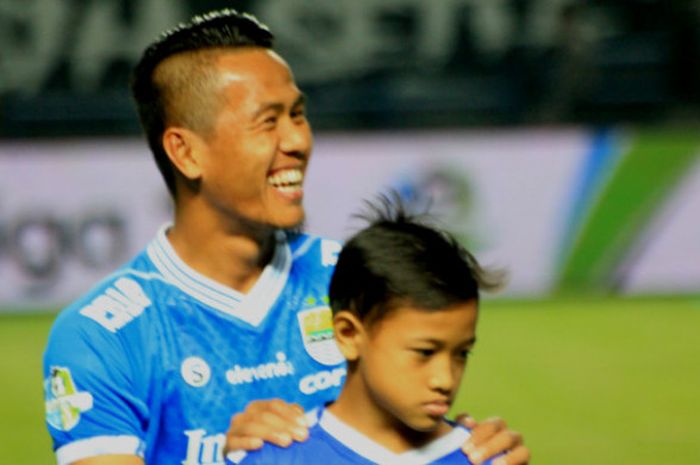   Gelandang Sayap Persib Bandung, Ghozali Siregar saat melawan Persela Lamongan di Stadion Gelora Bandung Lautan Api, Senin (16/7/2018).  