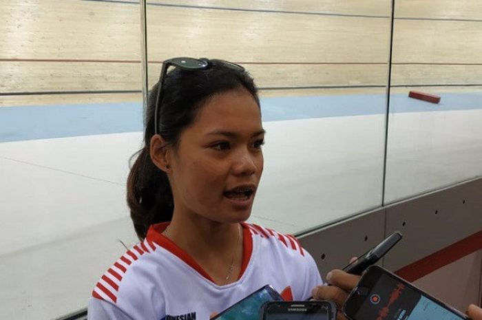 Atlet balap sepeda putri Indonesia, Ayustina Delia Priyatna, berbicara kepada awak media di Jakarta International Velodrome, Rawamangun, Rabu (9/1/2019).