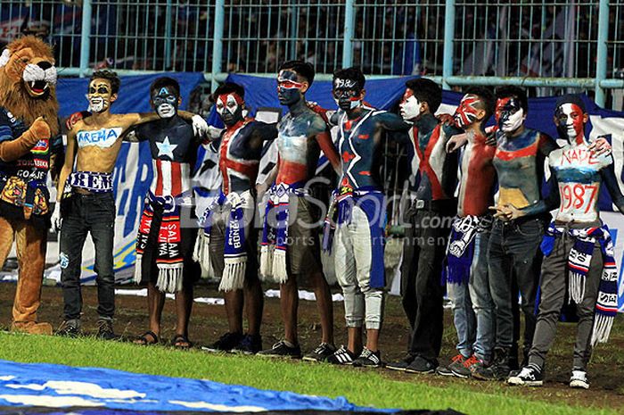 Pendukung Arema FC, Aremania, mendukung tim kesayangan mereka dengan mengecat tubuh saat Arema FC melawan PSIS Semarang pada pekan kedua Piala Presiden 2018 Grup E di Stadion Kanjuruhan Malang, Jawa Timur, Kamis (25/01/2018) malam.