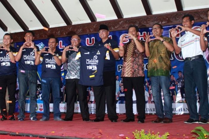 Ketua Umum Persekam Metro FC, Rendra Kresna, (memegang jersey) didampingi oleh jajaran pengurus dan tim pelatih Persekam Metro FC saat launching tim di Pendopo Kabupaten Malang pada Jumat malam 28 April 2017.