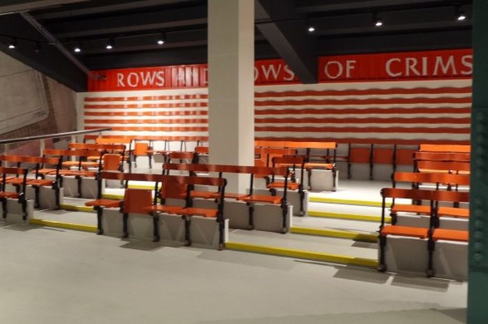 Kursi kayu yang berasal dari tribune utama Anfield sebelum direnovasi kini menjadi hiasan di bagian dalam tribune baru. Foto diambil pada Selasa (22/11/2016). 