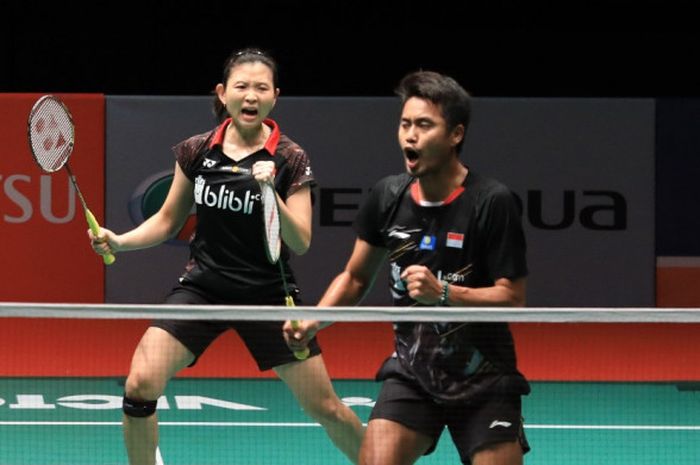 Pasangan ganda campuran nasional Indonesia, Tontowi Ahmad/Debby Susanto, melakukan selebrasi setelah memenangi poin atas pasangan lawan Marcus Ellis/Lauren Smith (Inggris) pada babak pertama Malaysia Masters 2019 di Axiata Stadium, Bukit Jalil, Kuala Lumpur, Selasa (15/1/2019).