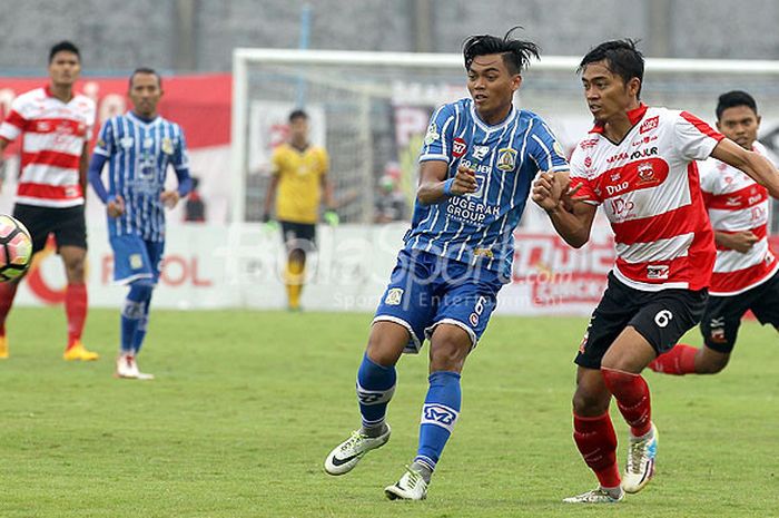 Bek Persiba Balikpapan, Alfath Faathier (kiri), adu lari dengan pemain Madura United, Andik Rama Rendika, saat bertemu dalam laga pekan ke-15 Liga 1 di Stadion Gelora Bangkalan, Jawa Timur (17/07/2017).