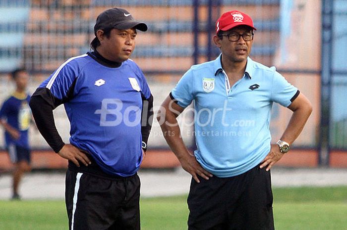 Pelatih Persela Lamongan, Aji Santoso (kanan) dan asisten pelatih, Danu Dara, sebelum memulai sesi latihan tim di Stadion Surajaya Lamongan.