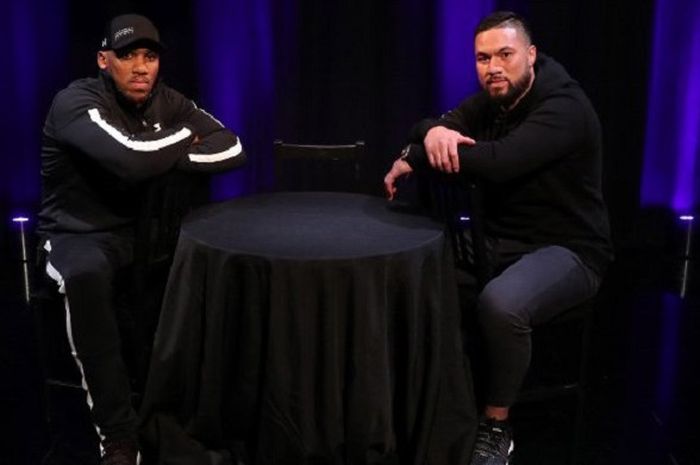 Petinju kelas berat asal Inggris, Anthony Joshua (kiri) dan calon lawannya, Joseph Parker (Selandia Baru), berpose jelang laga mereka di Cardiff, Wales, 31 Maret 2018.