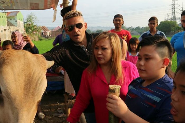 Penyerang Arema FC, Cristian Gonzales, berkurban sapi untuk Hari Raya Idul Adha. 