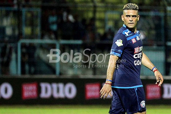 Striker Arema FC, Cristian Gonzales, saat tampil melawan Persela Lamongan dalam laga pekan ke-24 Lliga 1 di Stadion Kanjuruhan Malang, Jawa Timur, Sabtu (16/09/2017) malam.