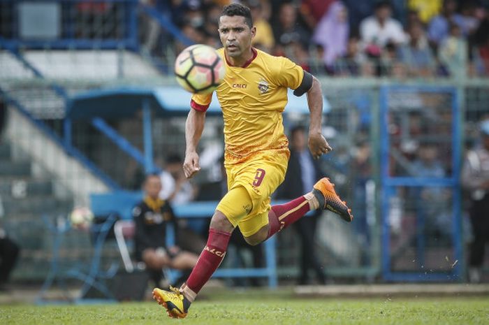 Aksi striker Sriwijaya FC, Beto Goncalves saat timnya dijamu Cilegon United pada uji coba di Stadion Krakatau Steel, Kamis (11/1/2018).