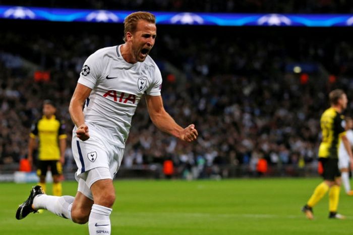 Striker Tottenham Hotspur, Harry Kane, merayakan gol yang dia cetak ke gawang Borussia Dortmund dalam laga Grup H Liga Champions di Stadion Wembley, London, Inggris, pada 13 September 2017.