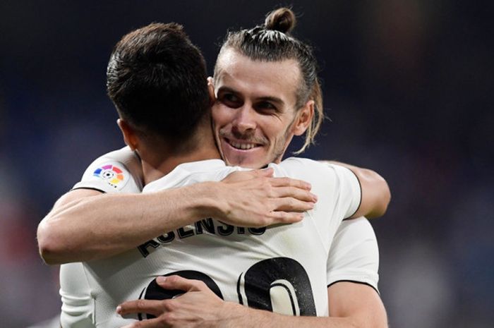 Penyerang Real Madrid, Gareth Bale (belakang), melakukan selebrasi bersama Marco Asensio setelah mencetak gol ke gawang Getafe dalam laga Liga Spanyol di Stadion Santiago Bernabeu, Madrid pada 19 Agustus 2018.