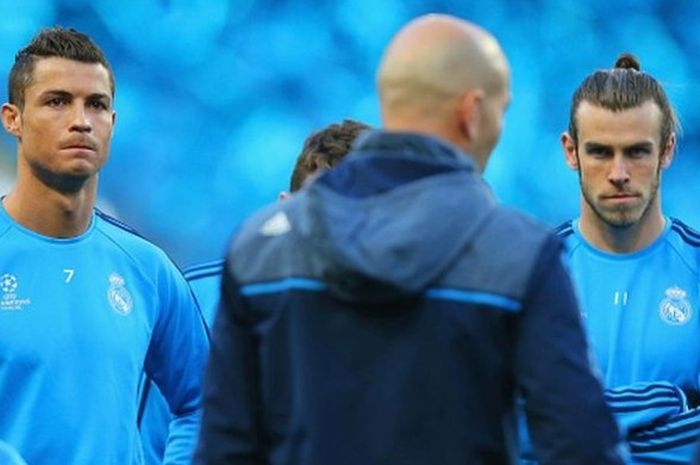 Ikon Real Madrid, Cristiano Ronaldo (kiri), menjalani sesi latihan jelang laga leg pertama semifinal Liga Champions kontra Manchester City di Stadion Etihad, Manchester, Inggris, 25 April 2016.