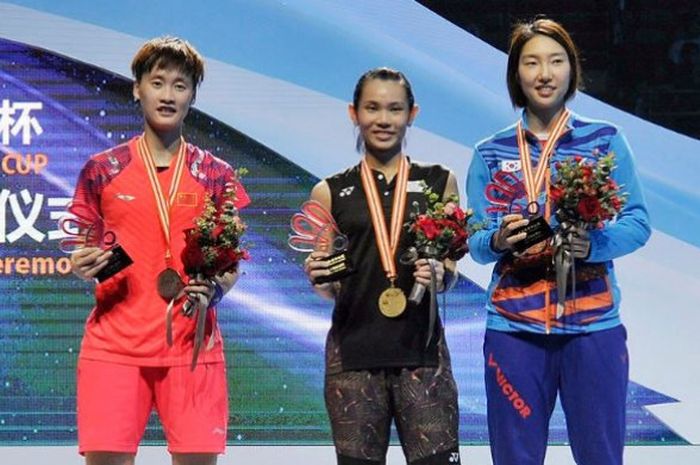 Chen Yufei (kiri), Tai Tzu Ying (tengah), dan Sung Ji-hyun (kanan) berdiri di podium tunggal putri Kejuaraan Asia 2018. 