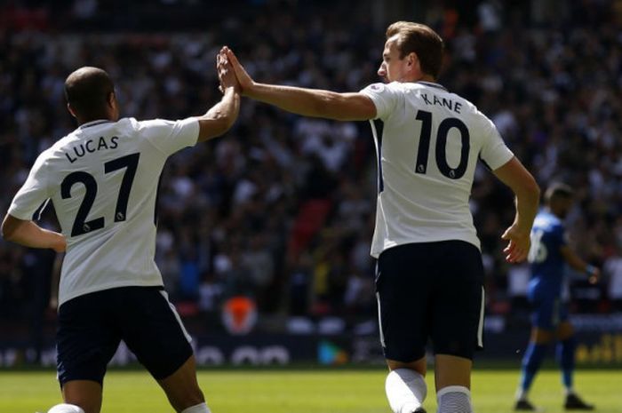 Penyerang Tottenham, Harry Kane (kanan), merayakan gol ke gawang Leicester City pada laga Liga Inggris di Stadion Wembley, London, Minggu (13/5/2018).