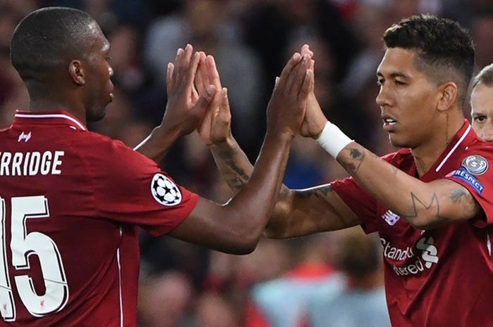 Penyerang Liverpool FC, Roberto Firmino (kanan), masuk menggantikan Daniel Sturridge dalam laga Grup C Liga Champions kontra Paris Saint-Germain di Stadion Anfield, Liverpool, Inggris pada 18 September 2018.