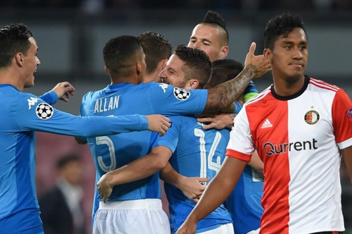 Para pemain Napoli merayakan gol yang dicetak oleh Dries Mertens (tengah) dalam laga Grup F Liga Champions kontra Feyenoord Rotterdam di Stadion San Paolo, Naples, Italia, pada 26 September 2017.