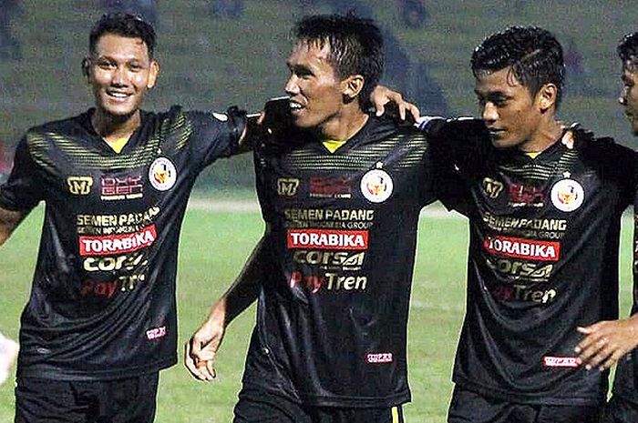 Pemain Semen Padang FC merayakan gol saat melawan timnas U-19 Indonesia dalam laga uji coba di Stadion Agus Salim, Padang, pada Sabtu (25/8/2018).