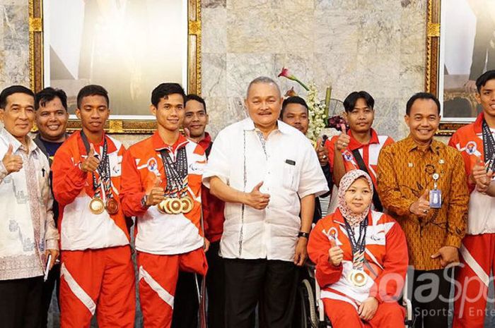 Atlet NPC asal Sumsel yang telah berhasil memperoleh medali di pesta Olahraga Asia TenggaraMalaysia 2017, berpose bersama Gubernur Sumsel Alex Noerdin, Jumat (60/10/2017) di Griya AgungPalembang.