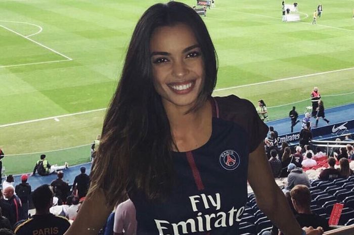Joana Sanz, istri pemain Paris Saint-Germain (PSG), Dani Alves.