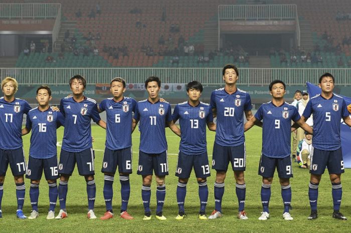 Timnas U-23 Jepang menyanyikan lagu kebangsaan sebelum kick off babak pertama kontra Uni Emirat Arab (UEA) di Stadion Pakansari, Bogor, Rabu (29/8/2018).