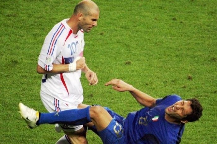 Pemain Prancis, Zinedine Zidane (kiri), menanduk bek Italia, Marco Materazzi, pada final Piala Dunia 2006.