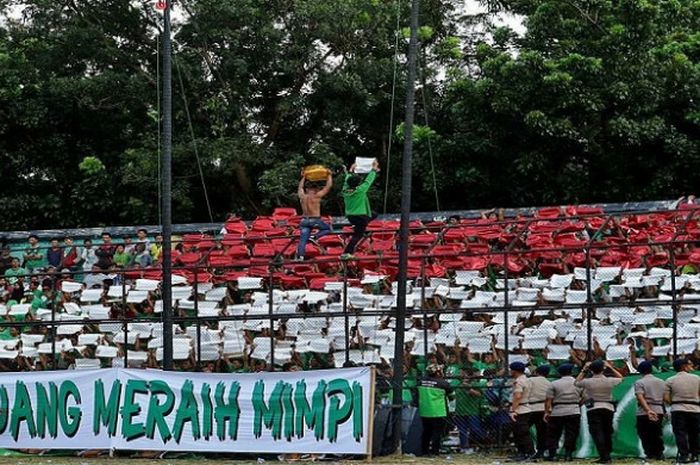 Aksi SMeCK Hooligan saat mendukung PSMS Medan pada ajang Liga 2 di Stadion Teladan