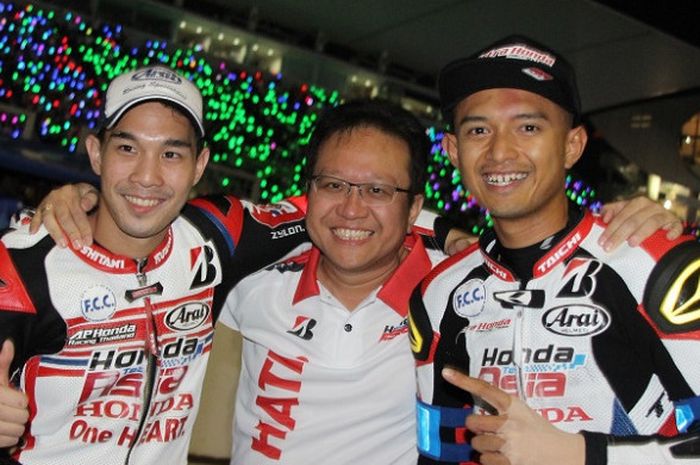 Pebalap Astra Honda Racing Team, Dimas Ekky Pratama (kanan), berpose setelah mengikuti balapan ketahanan 8 jam bertajuk Suzuka 8 Hours di Sirkuit Suzuka, Minggu (30/7/2017).