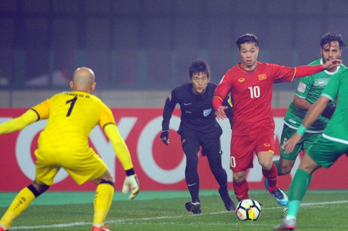 Pemain timnas U-23 Vietnam, Nguyen Cong Phuong saat menerobos lini pertahanan timnas U-23 Irak.