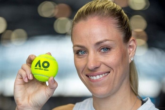 Petenis putri Jerman, Angelique Kerber, berpose menjelang turnamen Grand Slam Australia Terbuka 2017.