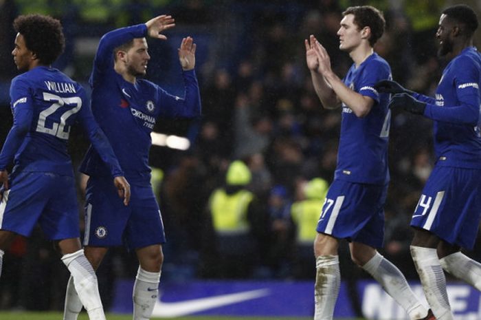 Selebrasi penyerang Chelsea, Eden Hazard (kedua dari kiri), seusai mencetak gol kemenangan dalam drama adu penalti menghadapi Norwich City dalam laga ulangan ronde ketiga Piala FA 2017-2018 di Stadion Stamford Bridge, London, Inggris, pada Rabu (17/1/2018).