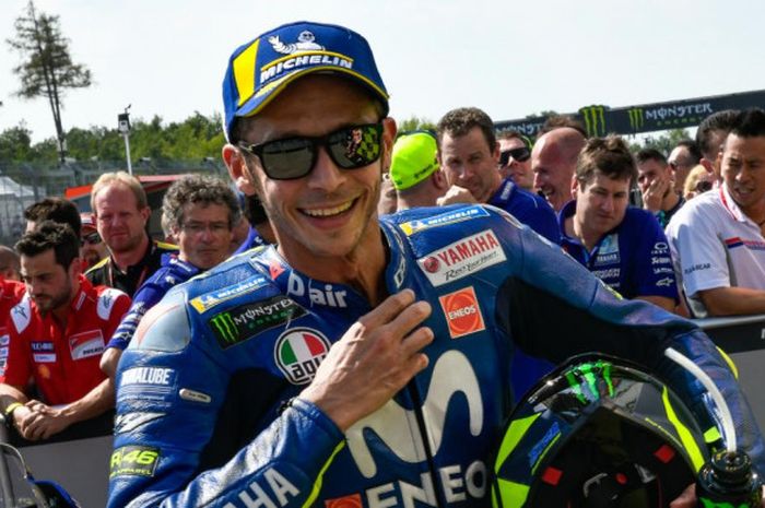      Valentino Rossi merayakan keberhasilannya meraih urutan dua di sesi kualifikasi MotoGP Republik Ceska, Sabtu (4/8/2018) di Sirkuit Brno.     