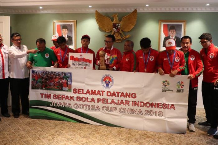 Menteri Pemuda dan Olahraga (Menpora) Imam Nahrawi menyambut tim pelajar U-16 Indonesia yang juara pada ajang Gothia Cup 2018, di kantornya, Senin (20/8/2018).