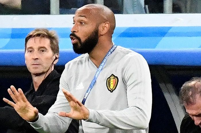  Ekspresi asisten pelatih Belgia, Thierry Henry, dalam laga semifinal Piala Dunia 2018 kontra Pranci