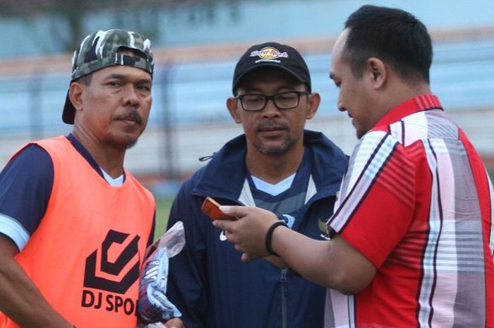 Pelatih Mustaqim (kiri) saat menjadi tangan kanan Aji Santoso (tengah) ketika membesut Persela Lamongan pada putaran kedua TSC 2016.