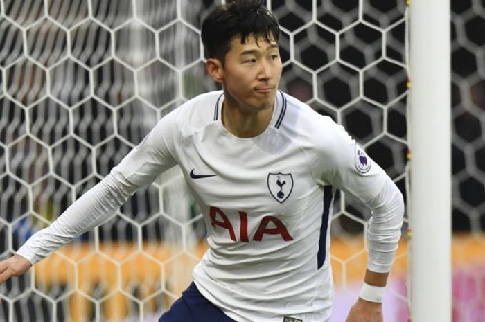 Penyerang Tottenham, Son Heung-min, berbalik badan setelah mencetak gol ke gawang Watford pada laga Liga Inggris di Vicarage Road, Watford, Sabtu (2/12/2017).