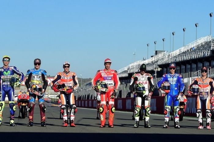 Sembilan pebalap yang memenangi balapan pada MotoGP 2016 (kiri ke kanan), Jorge Lorenzo (Movistar Yamaha), Valentino Rossi (Movistar Yamaha), Jack Miller (Marc VDS), Marc Marquez (Repsol Honda), Andrea Iannone (Ducati Team), Maverick Vinales (Suzuki Ecstar), Cal Crutchlow (LCR Honda), Dani Pedrosa (Repsol Honda), Andrea Dovizioso (Ducati Team), berpose bersama jelang GP Valencia di Sirkuit Ricardo Tormo, Valencia, Kamis (10/11/2016).