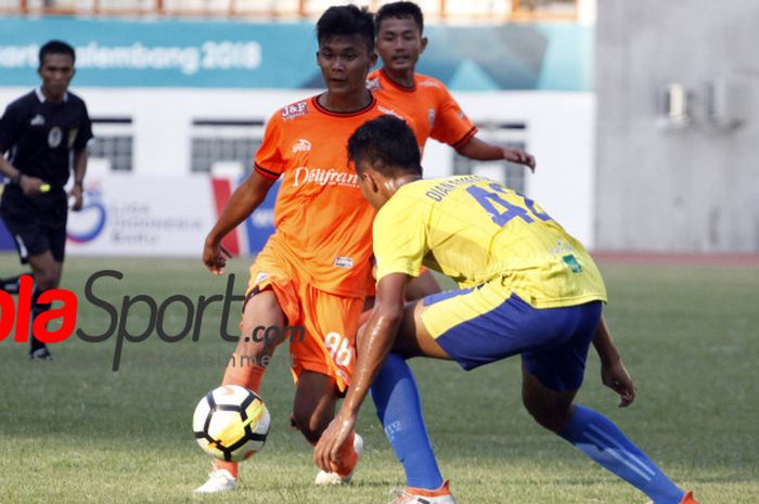 Striker Persija U-19, Sutan Zico mencoba melewati hadangan pemain Barito Putera pada semifinal Liga 1 U-19 2018 di Stadion Wibawa Mukti, Kabupaten Bekasi pada Jumat (17/11/2018). 