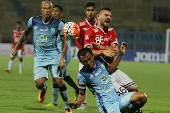 Gelandang Bali United, Zoran Knezevic (merah) dihadang bek Persela, Taufik Kasrun di di Stadion Gelora Delta, Sidoarjo, Kamis (13/10/2016) malam. 